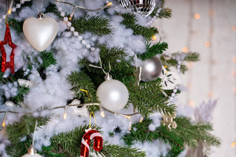 装饰圣诞节树房间松柏科的树白色红色的装饰物位于白色墙庆祝活动假期