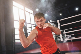 培训集中肌肉发达的运动员体育服装拳击影子站相反拳击环