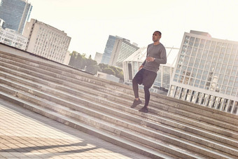 体育运动生活完整的长度肖像运动非洲男人。运动服装慢跑楼梯城市环境阳光明媚的温暖的一天有氧运动培训