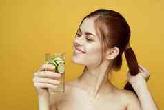 女人黄瓜喝维生素身体护理黄色的背景