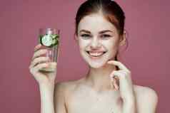 漂亮的女人黄瓜喝维生素健康美