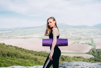 女孩运动员<strong>紫色</strong>的<strong>瑜伽</strong>席腋窝