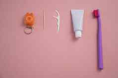 口服卫生产品粉红色的背景牙刷牙膏牙科牙线牙签复制空间