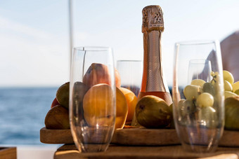 水果托盘瓶香槟浪漫的日期游艇