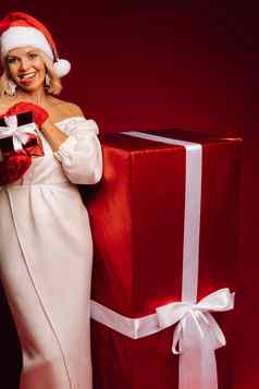 肖像微笑女孩白色衣服圣诞老人他圣诞节礼物红色的背景