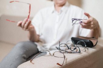 上了年纪的高加索人女人选择眼镜首页集合