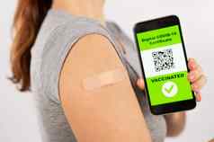 女人石膏肩膀疫苗接种演示了代码智能手机