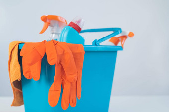 蓝色的桶清洁产品橡胶手套家庭作业白色背景
