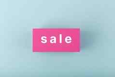 出售最小的概念出售单词粉红色的矩形明亮的冷蓝色的背景