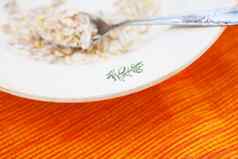 燕麦片白色碗橙色餐巾