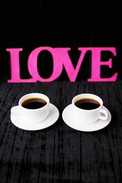 杯咖啡粉红色的背景登记爱情人节一天