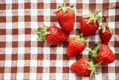 新鲜的草莓夏天水果维生素甜点网纹桌布