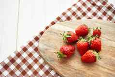 新鲜的草莓木董事会水果维生素夏天