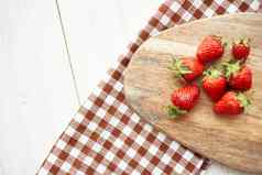 新鲜的草莓木董事会水果维生素夏天