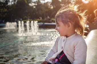 可爱的蹒跚学步的女孩池塘喷泉公园阳光明媚的一天周末<strong>家庭</strong>走支出时间孩子们