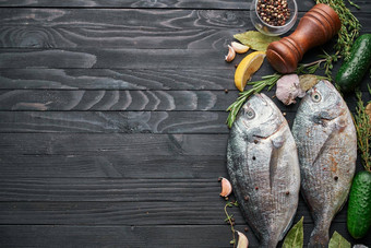 新鲜的鱼成分木董事会餐厅美味
