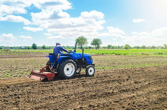 农民拖拉机米尔斯土壤铣机设备磨放松土壤删除植物根收获日益增长的蔬菜地面摇摇欲坠混合