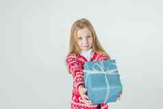 不错的女孩圣诞节现在可爱的孩子孩子穿红色的针织北欧毛衣持有礼物盒子庆祝快乐一年快乐圣诞节礼物购物出售假期人概念
