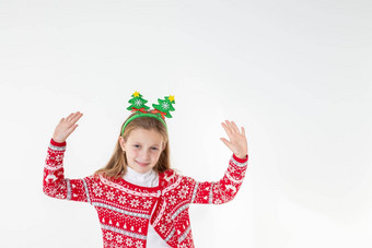 肖像<strong>兴奋</strong>有趣的时髦的学童跳舞圣诞节服装头巾孤立的白色背景准备好了圣诞节<strong>聚会</strong>，派对快乐圣诞节礼物购物出售概念