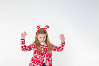肖像兴奋有趣的时髦的学童跳舞圣诞节服装头巾孤立的白色背景准备好了圣诞节聚会，派对快乐圣诞节礼物购物出售概念