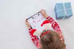 圣诞节出售美丽的惊讶孩子持有笔写作白色背景一年出售购物做梦孩子持有信圣诞老人老人使列表一年情绪