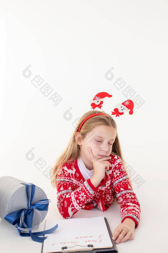 深思熟虑的女孩写信圣诞老人老人白色背景目标计划梦想使列表一年圣诞节概念特殊的订单圣诞老人女孩说谎礼物