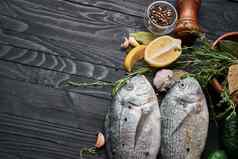 鱼木董事会成分柠檬新鲜的食物海食物