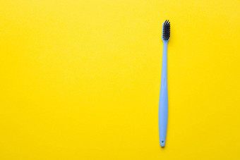 牙刷黄色的背景硅胶牙刷复制空间黄色的背景牙科护理牙科