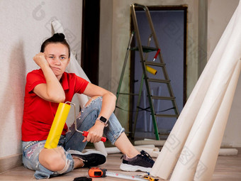 女人坐在地板上伤心重维修公寓贴壁纸房间
