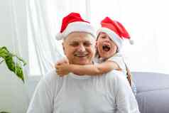 快乐童年孩子享受圣诞节圣诞老人老人（外）孙女花时间爷爷圣诞节夏娃家庭