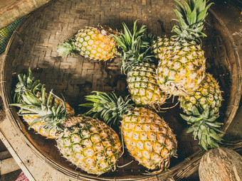 特写镜头堆菠萝编织篮子收获年轻的新鲜的有机生物生水果市场烹饪奶昔自制的园艺健康的食物概念维生素强大的免疫力