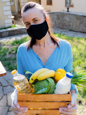 女<strong>志愿者</strong>柳条篮子食物上了年纪的人风险冠状病毒流感大流行