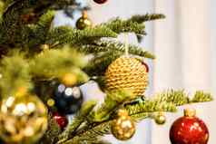 圣诞节树装饰生态引发发光的球快乐一年红色的金球照亮加兰手电筒一年装饰物分支冬天假期