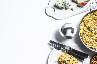 意大利面粘贴奶油蓝色的奶酪酱汁核桃意大利首页使食物概念美味的素食者菜白色背景前视图复制空间