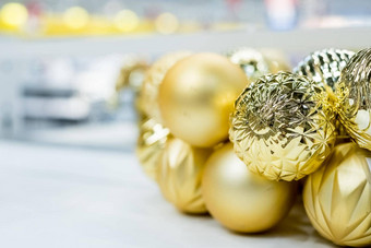 圣诞节饰品市场商店圣诞节装饰架子上集合圣诞节仙女装饰物金闪亮的一年玩具装饰黄金球商店购物年树