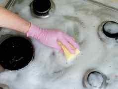 家庭主妇毛巾洗涤剂洗气体炉子厨房特写镜头