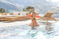 家庭游泳池山美丽的户外场景瑞士阿尔卑斯山脉瑞士欧洲