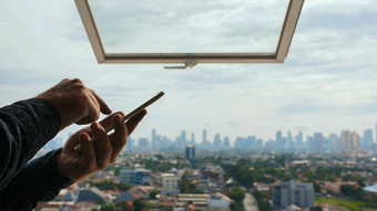 男人。类型消息智能手机背景开放窗口全景城市雅加达手关闭