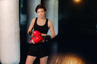 肖像女<strong>拳击</strong>手红色的手套健身房培训