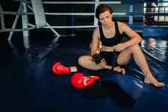 肖像女拳击手红色的手套培训坐着环
