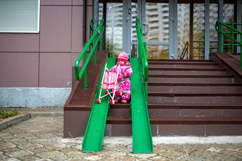 可爱的蹒跚学步的玩具巡回演出的演员走钢栏杆斜<strong>坡</strong>轮椅车婴儿车温柔的血统楼梯<strong>街</strong>