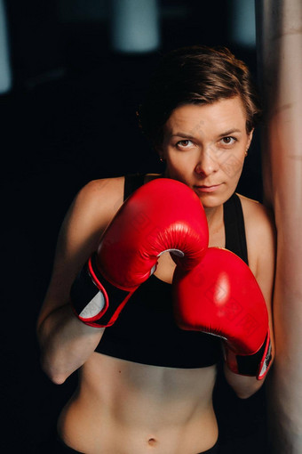 肖像女拳击手红色的手套健身房培训