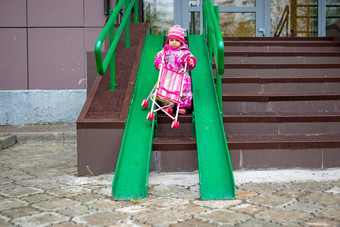 蹒跚学步的拖玩具巡回演出的演员斜坡楼梯