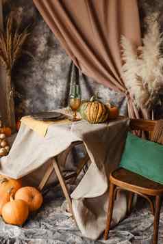 秋天室内表格覆盖菜南瓜椅子休闲安排日本彭巴斯草原草室内照片工作室