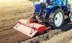 农民拖拉机培养土地收获发展农业技术磨放松耕作摇摇欲坠土壤播种培养植物铣机