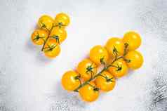 小黄色的樱桃番茄厨房表格白色背景前视图