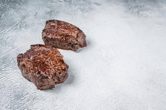 烤角牛排里脊肉牛肉牛排厨房表格白色背景前视图复制空间