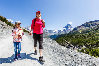 徒步旅行徒步旅行者女人长途跋涉背包生活健康的活跃的生活方式徒步旅行者女孩走徒步旅行山自然景观瑞士阿尔卑斯山脉瑞士