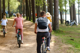 集团骑自行车的人背包骑自行车森林路享受自然