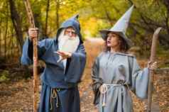 向导女巫秋天森林上了年纪的男人。女人狂欢节服装万圣节